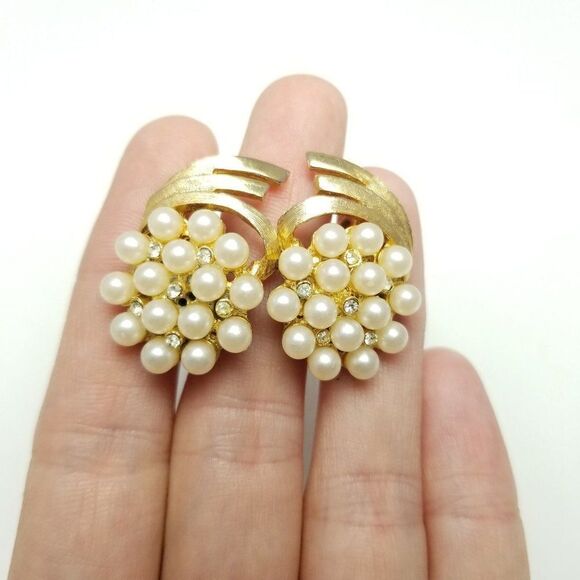 Vintage Faux Pearl Cluster Rhinestone Clip On Earrings, Retro Design, Gold Tone - Picture 5 of 6